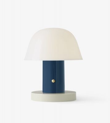 Setago Akkuleuchte Twilight & Sand von AndTradition: Tischleuchte in Blau und Beige.